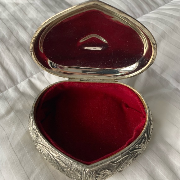Vintage 1950’s sterling silver heart shaped antique ornate jewelry box - Picture 4 of 5